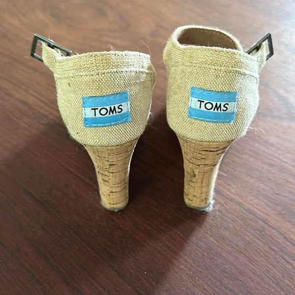 Toms