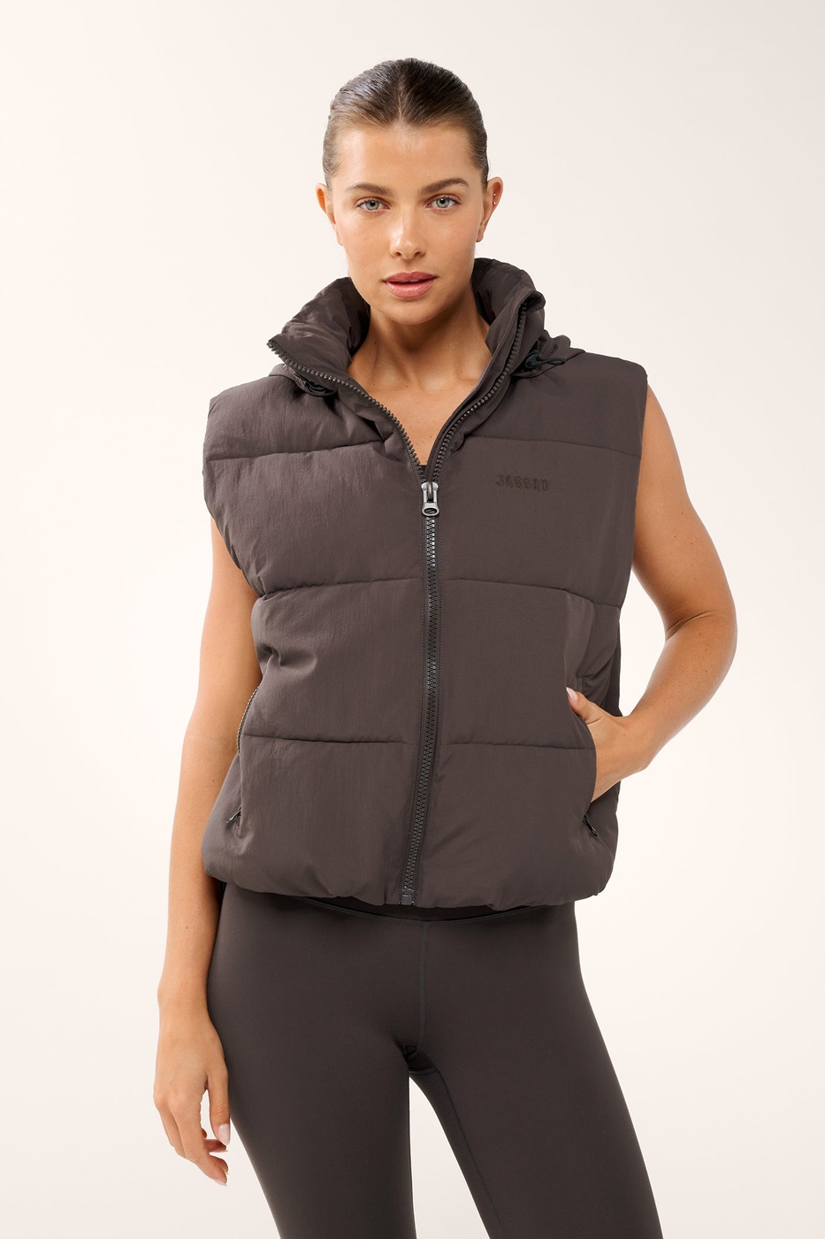 ESSENTIAL HIP-LINE PUFFER VEST COFFEE BEAN