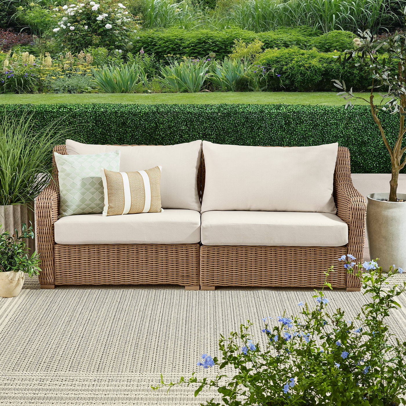 Better Homes & Gardens Bellamy Sofá Exterior de 1pza, Mimbre Color Canela/cojín Crema